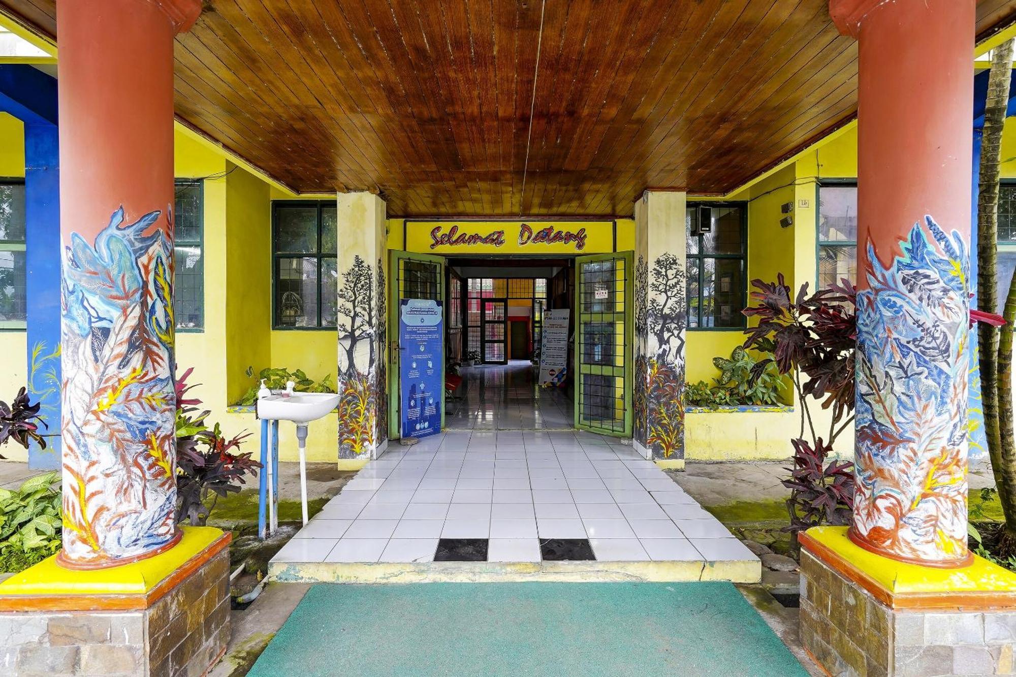 Spot On 91064 Wisma Lec Syariah 가룻 외부 사진